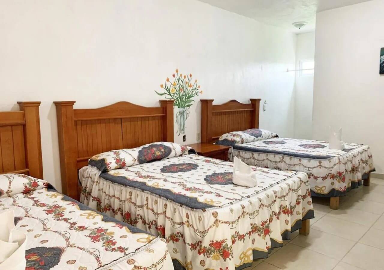 Habitación con cama matrimonial